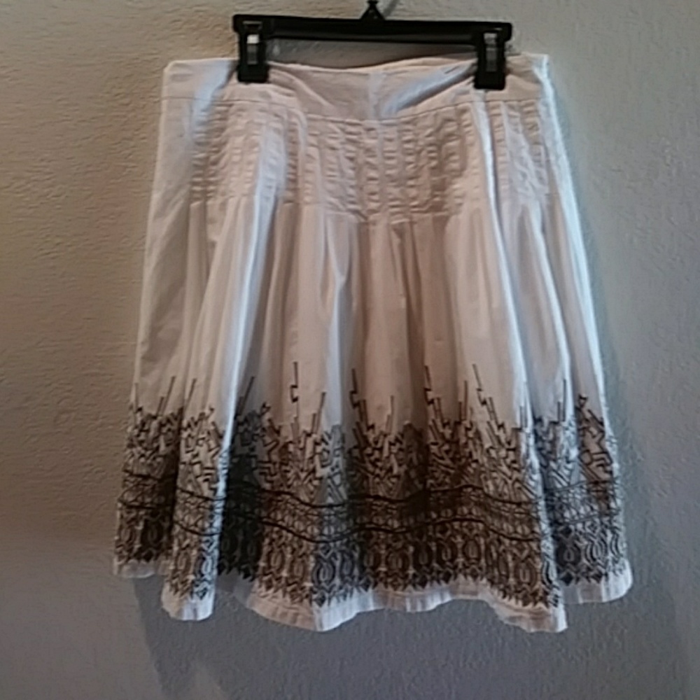 Beautiful Mid skirt with brown/gray embroidery